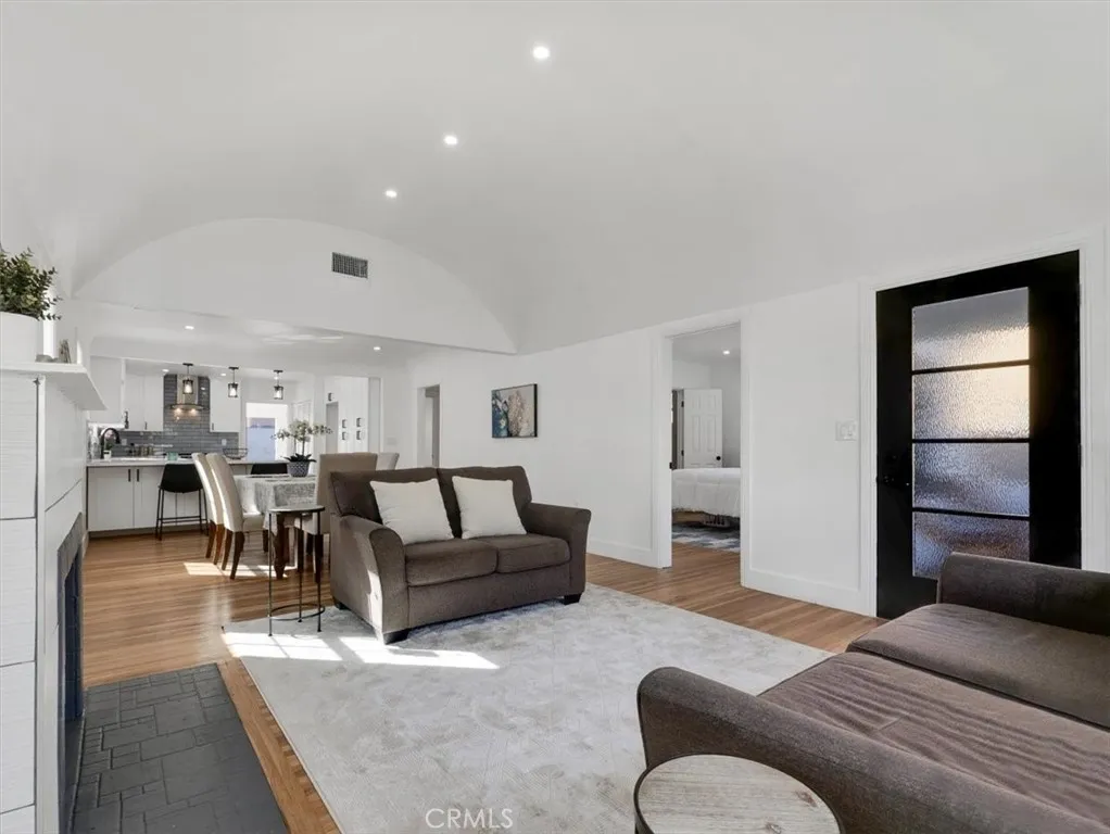 7827 S Hobart Boulevard, Los Angeles, California 90047 home-pic-4